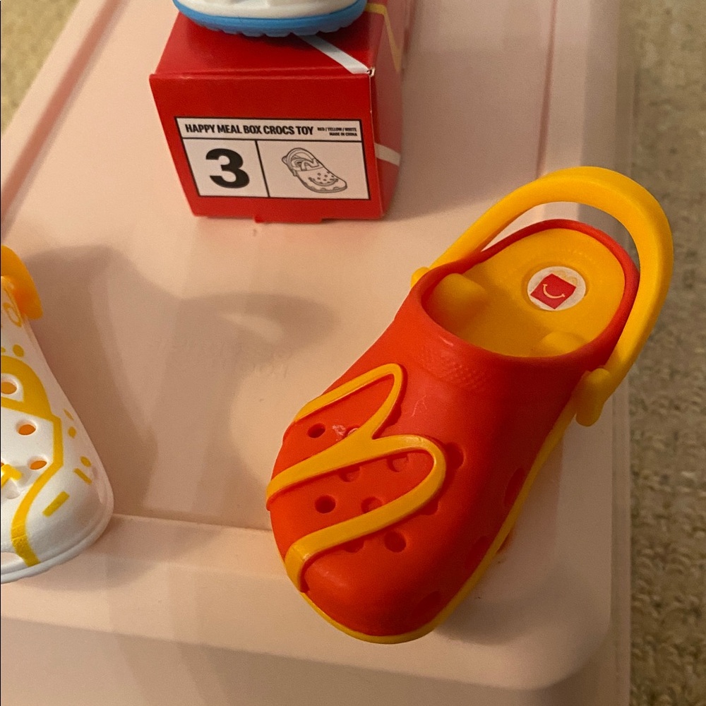 4 New Crocs keychains - Picture 4 of 6